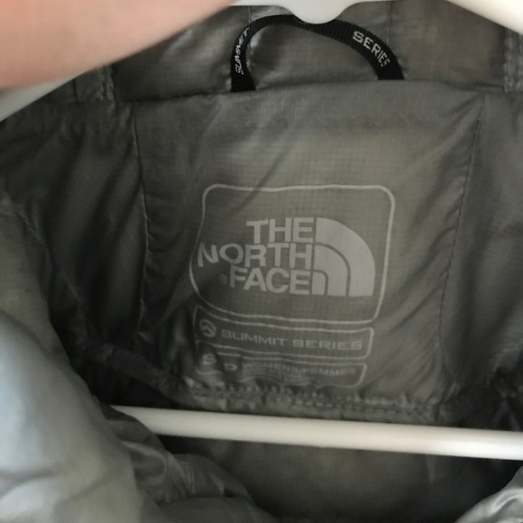 Women Northface Jacket - Picture 2 of 4